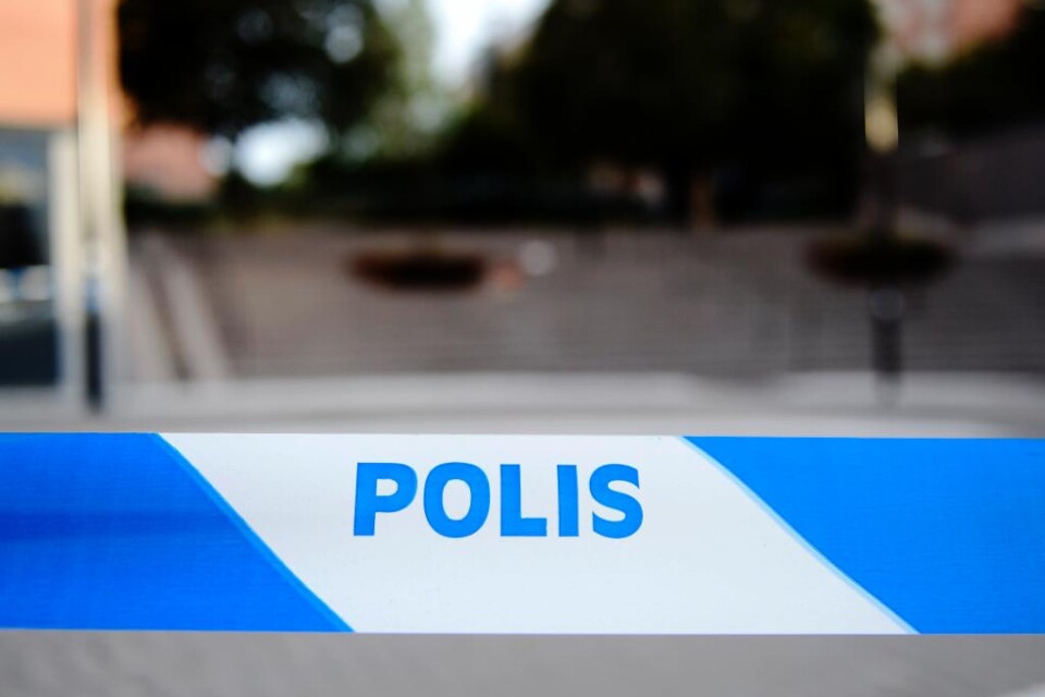 Ett stort polispådrag ryckte i natt ut till Gamlegården i Kristianstad efter att uppretade ungdomar samlats och beväpnat sig med flaskor och gatstenar, rapporterar Kristianstadsbladet. - Det var ett ungdomsgäng som kastade sten och tände eld på bildäck,