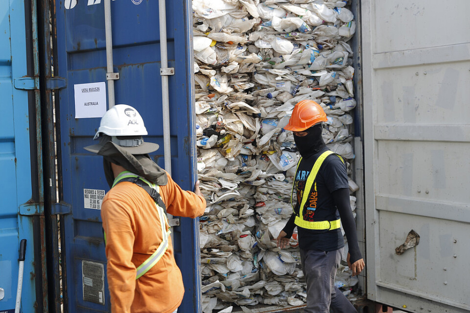 Flera containrar med plastförpackningar som inte går att återvinna har tagits i beslag av malaysiska myndigheter och ska skickas tillbaka till de länder som exporterat avfallet.