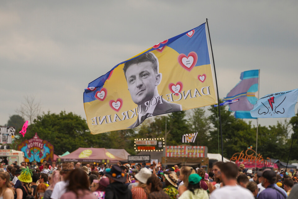 En flagga på Glastonbury med Ukrainas president Volodymyr Zelenskyj och orden "Dansa för Ukraina".