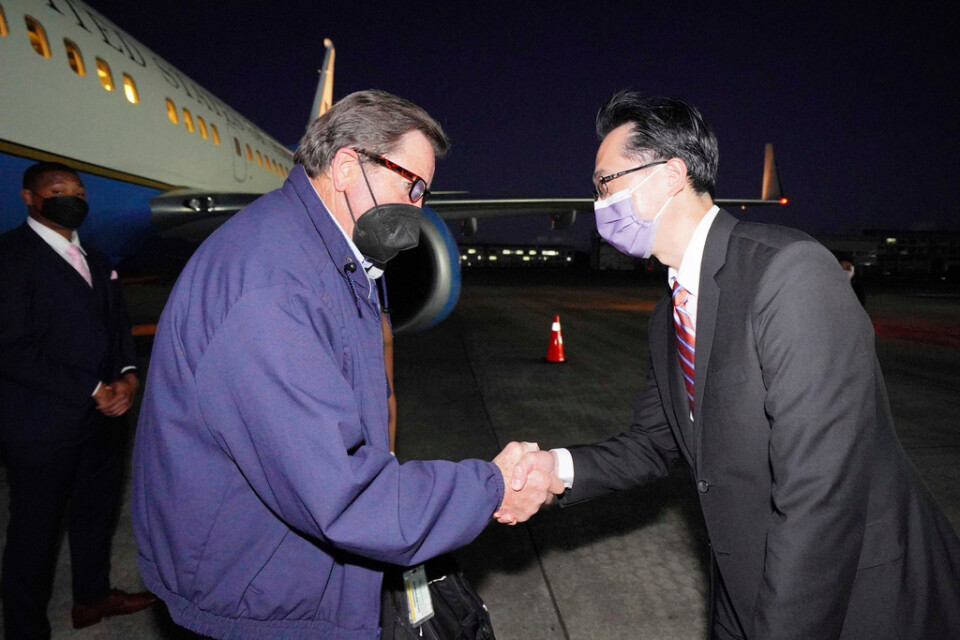 Den amerikanske representanthusledamoten John Garamendi tas emot av Donald Yu-Tien Hsu från Taiwans utrikesdepartement på flygplatsen i Taipei under söndagen.