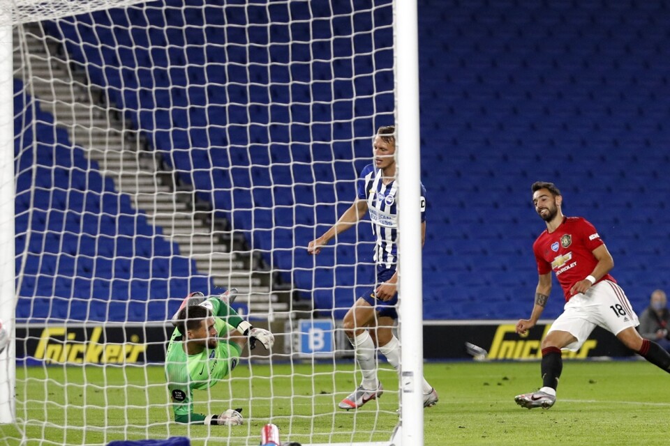 Manchester Uniteds Bruno Fernandes, höger, blev tvåmålsskytt i 3–0-segern borta mot Brighton och firade målen inför tomma läktare.