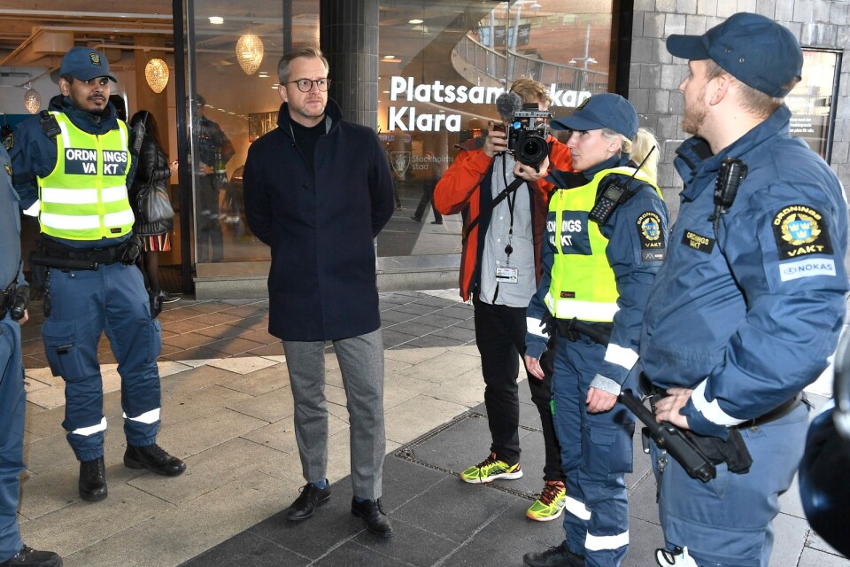 STOCKHOLM 20191120Inrikesminister Mikael Damberg (S) i samtal med  med några ordningsvakter i november 2019 innan han presenterar ett 34-punktsprogram mot gängbrottslighet.