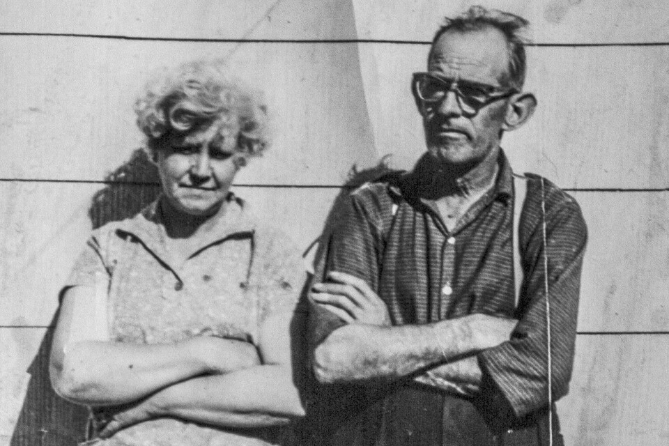 Gertrud och Elof Lundqvist bodde på Björnhovda 2:17 i Torslunda. Gertrud föddes 1908 och dog 1996 och maken föddes 1905 och gick bort 1978.