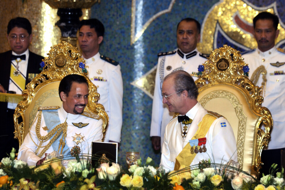 Kungen får hård kritik för statsbesöket i Brunei 2004. Här ses han med sultan Hassanal Bolkiah under en bankett i palatset Istana Nurul Iman. Arkivbild.