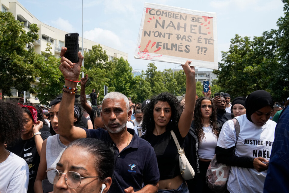 "Hur många Nahel har inte filmats?" Så står det på det plakat som en demonstrant håller upp efter att en 17-årig pojke skjutits till döds av polis i Frankrike.