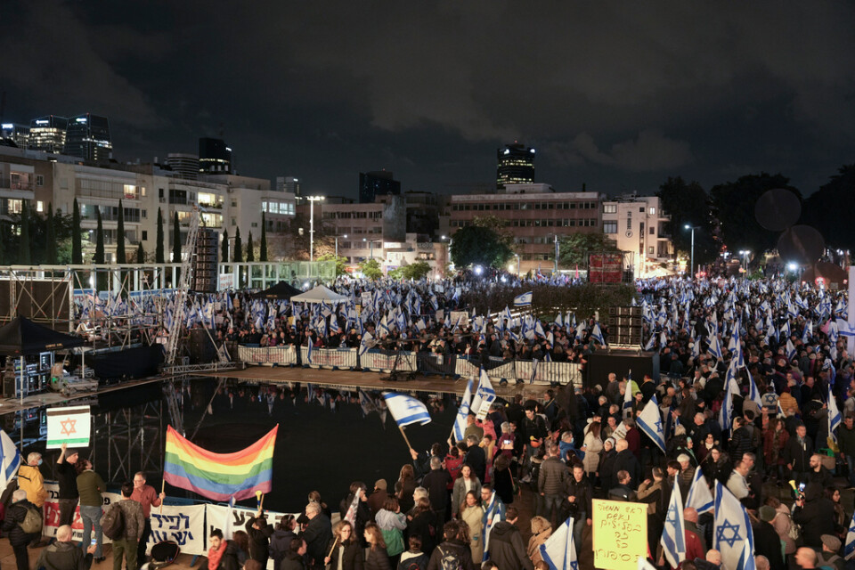 Stora protester mot den israeliska regeringen har anordnats i Tel Aviv och andra städer på lördagen.