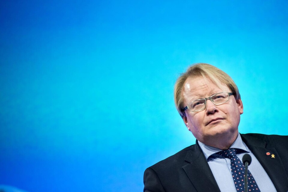 Försvarsminister Peter Hultqvist (S) skriver om 2021 och att det absurda inte bör fortgå.