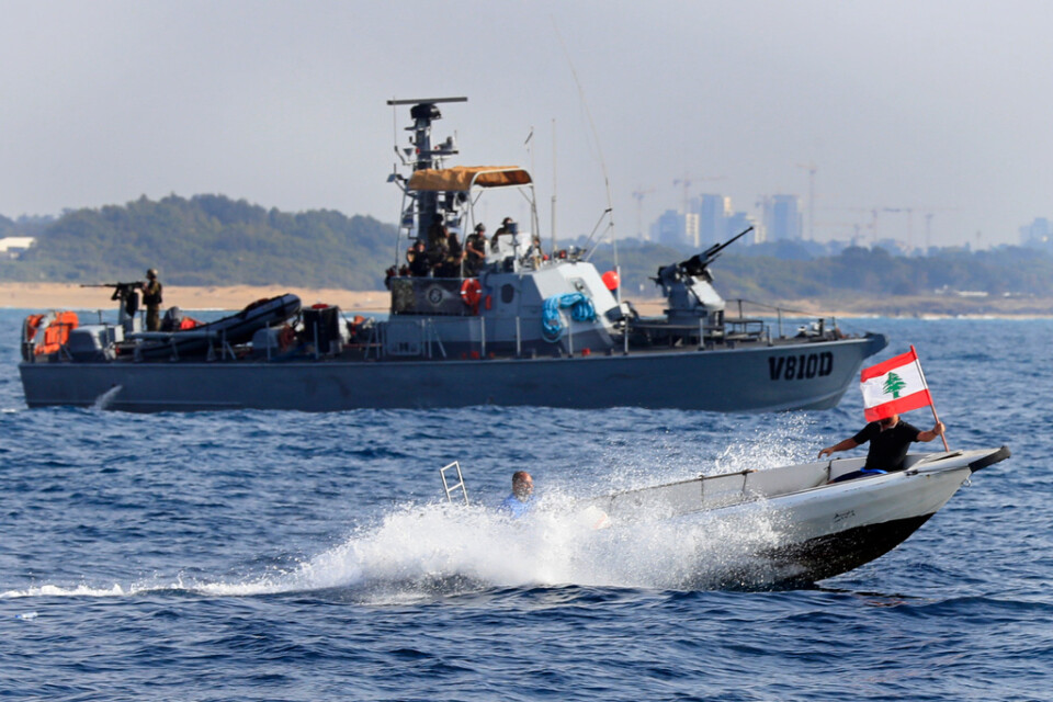 Libanesiska demonstranter på en motorbåt framför ett fartyg från den israeliska flottan i september 2022. Dispyten har handlat om rätten till rika olja- och gasfält i Medelhavet.