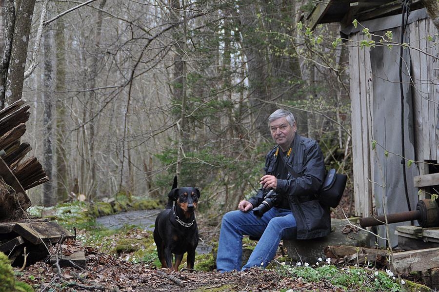 70-årig fotograf tar en paus i fotograferandet. Foto Pernilla Persson