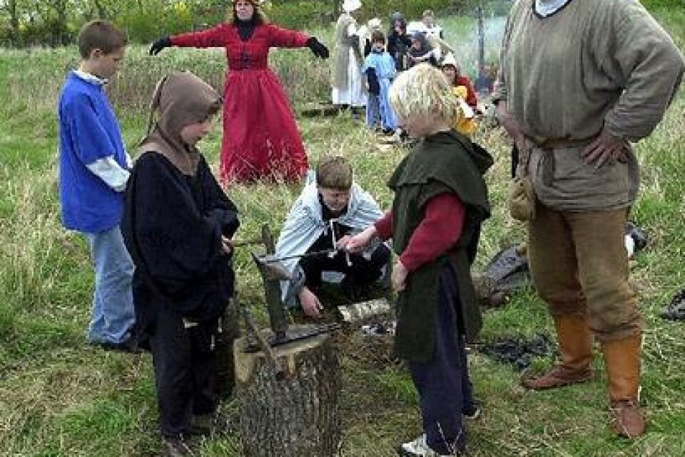 Elever från Sånnaskolans 0-3 A-klass deltar i ett medeltidsspel. Bild: PER ROSENQVIST
