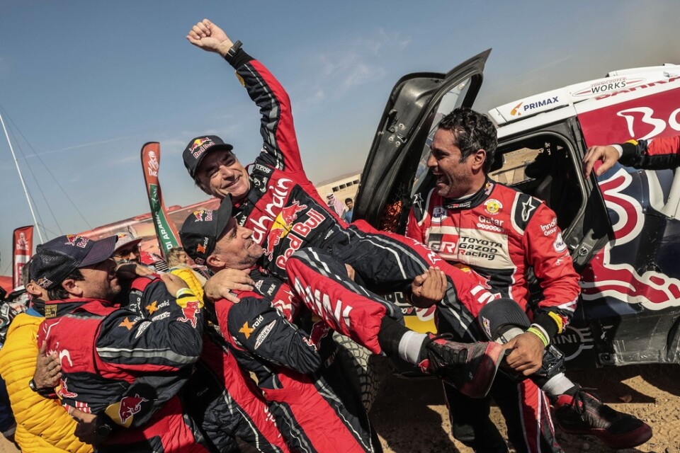 Carlos Sainz hyllas efter segern i Dakarrallyt.