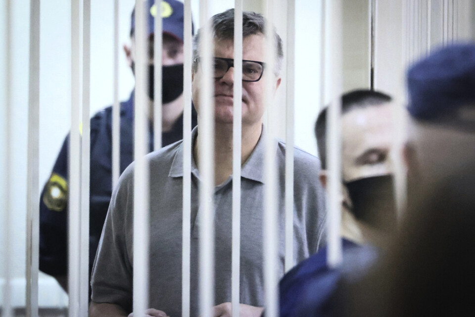 Oppositionspolitikern Viktor Babaryko – tidigare chef för den ryska gasjätten Gazproms bankfilial i Belarus – ställde upp i presidentvalet och greps. Här framträder han i rätten i Minsk i juli 2021. Arkivbild.