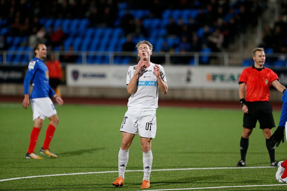 Emil Skogh efter en missad målchans i matchen mot Åtvidaberg.