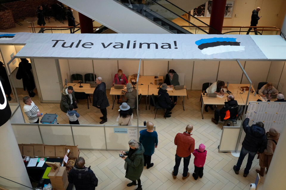 "Kom och rösta". Nästan varannan est valde att göra det på plats i en vallokal i årets val, som här i huvudstaden Tallinn.