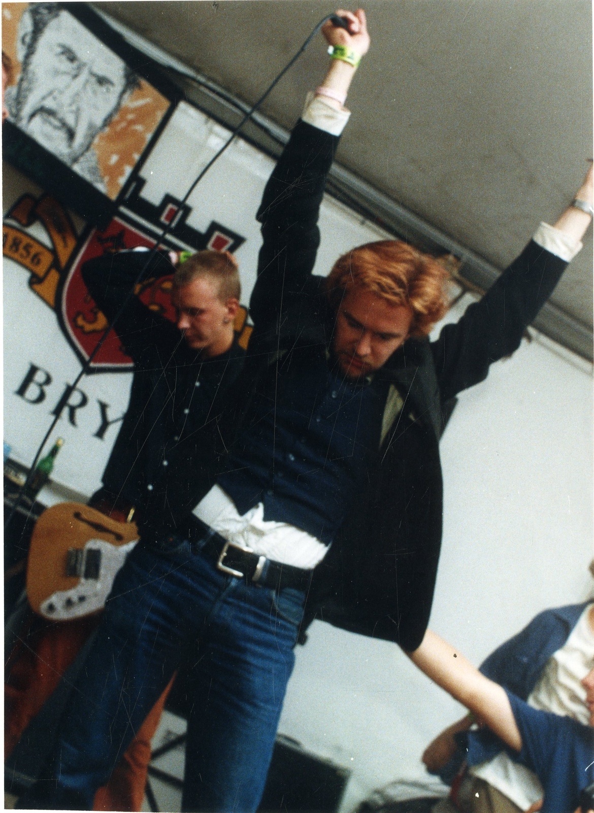 Joakim Berg under Kents spelning i ett öltält 1994. Gitarristen Martin Roos är med i podden och berttar om den hemliga spelningen.