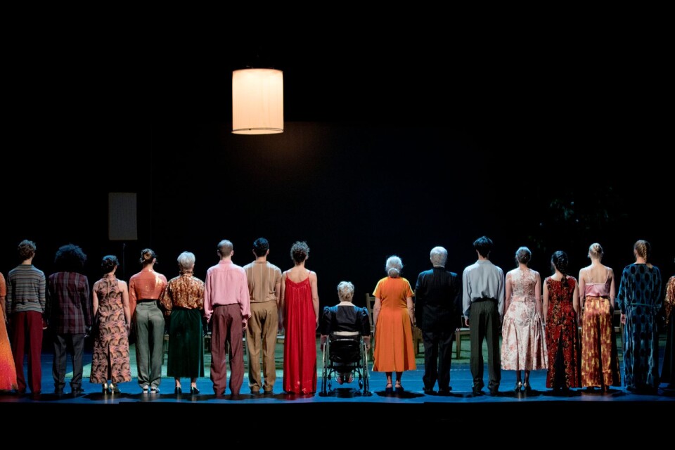 En scen ur ””To find a way with one another”, som utgör ett av två stycken i ”Belonging” av Skånes Dansteater.