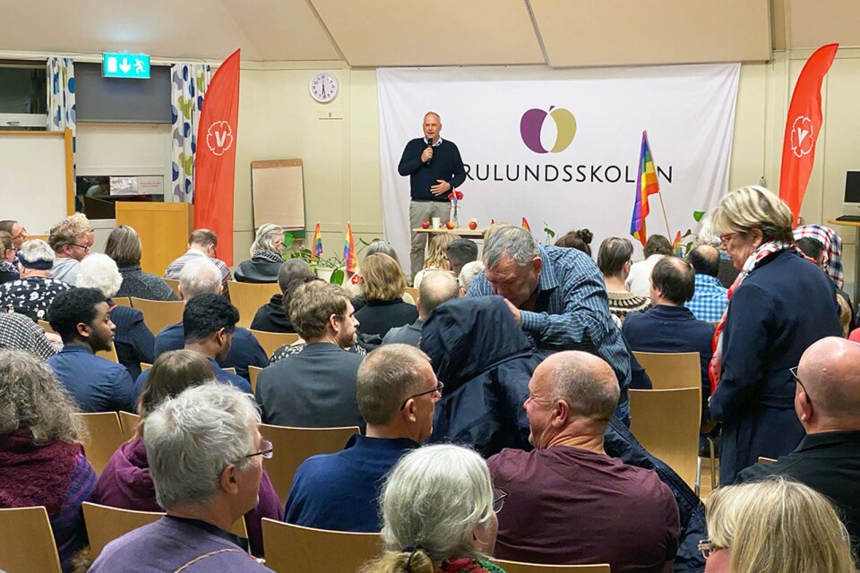 Uppåt 200 lyssnade på Jonas Sjöstedt i torsdagskväll i Furulundsskolan i Sölvesborg. Foto: Jörgen Klinthage