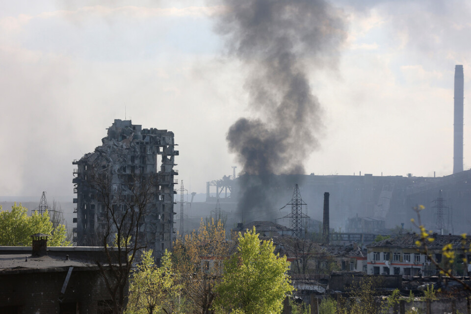 Rök stiger från det sönderbombade stålverket i Azovstal i Mariupol i sydöstra Ukraina.