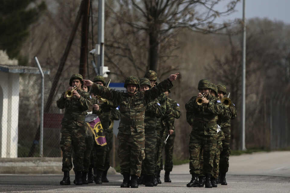 En grekisk militärorkester vid gränsövergången mot Turkiet i Kastaniés under tisdagen.
