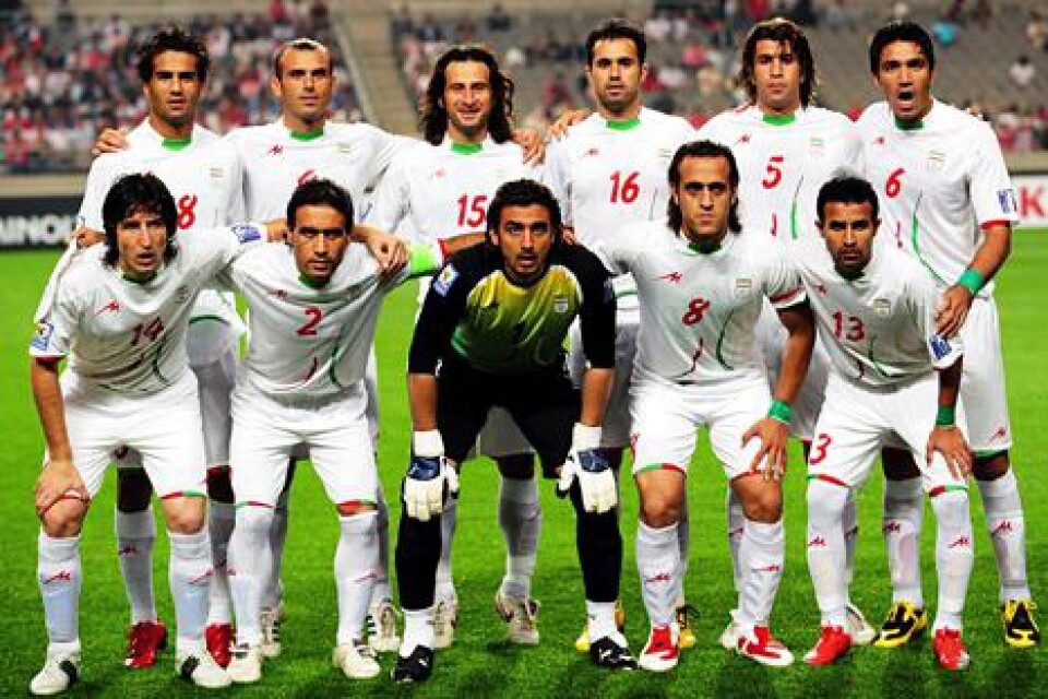 Spelarna till höger och vänster om målvakten, nummer 2 Mehdi Mahdavikia och nummer 8 Ali Karimi, är två av de avstängda.