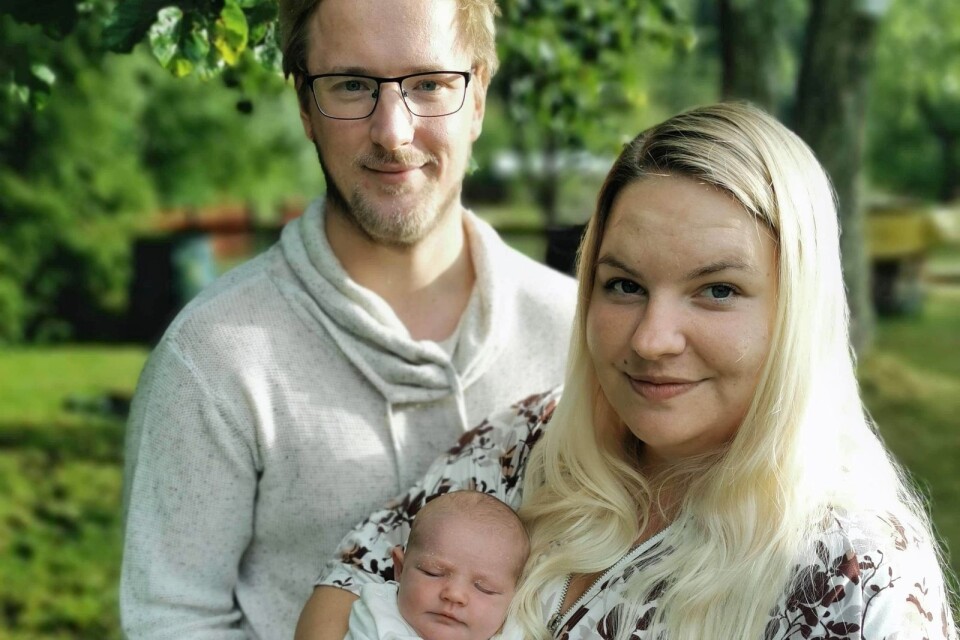 Lovisa Philipsson och Linus Lindblad, Nybro, fick den 15 juli en dotter som heter Stina. Vikt 3310 g, längd 52 cm.