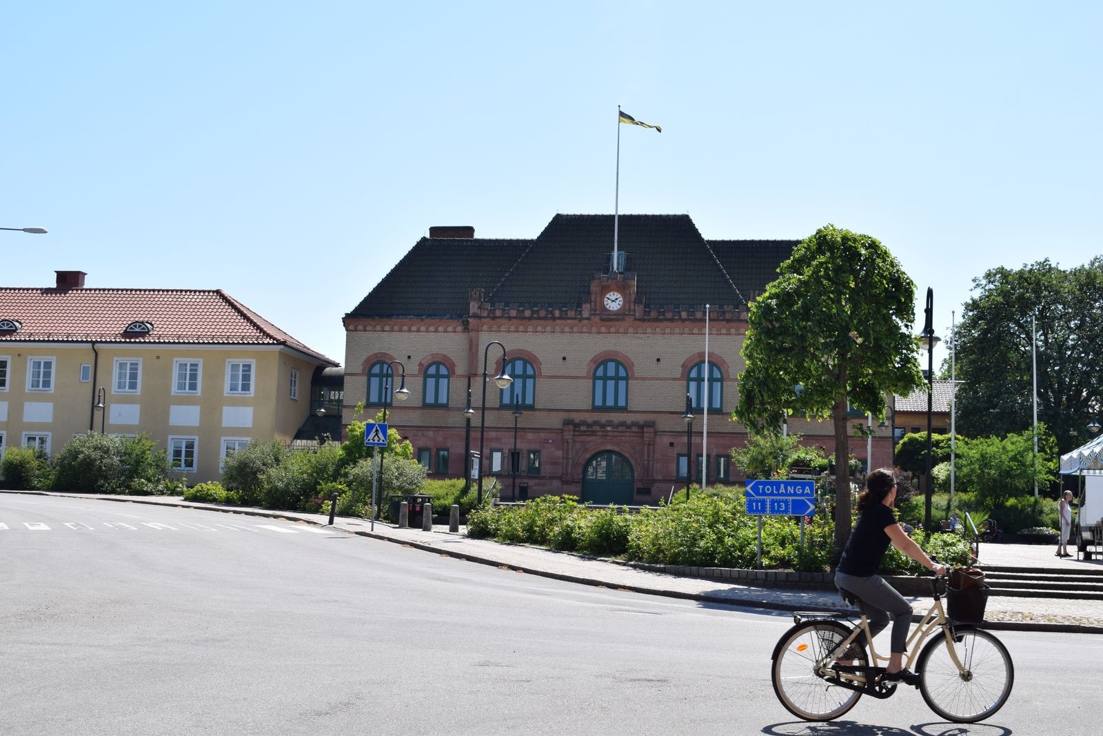 Utanför kommunhuset i Sjöbo var det också tomt på flaggstängerna.
