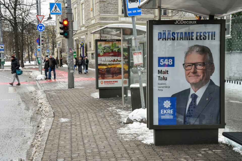 "Vi ska rädda Estland" lovar ytterhögerpartiet Ekre på sina valskyltar i Tallinn inför söndagens parlamentsval.