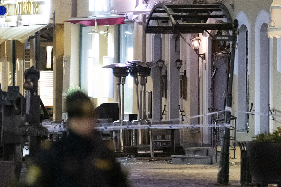 Avspärrningar kring en nattklubb på Stortorget i Malmö efter en detonation natten till måndag.