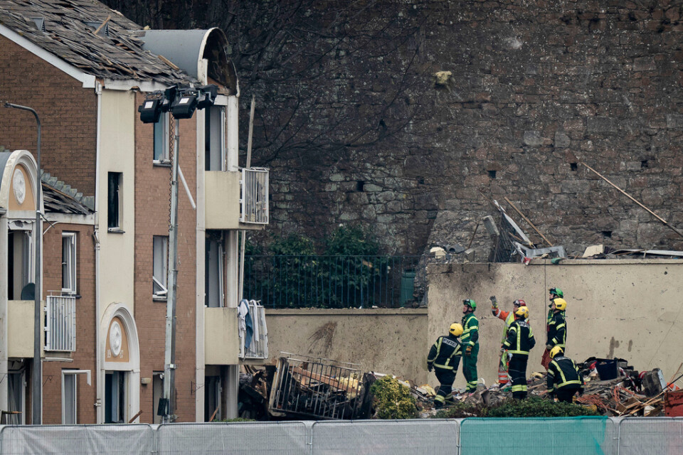 Räddningsarbetare på plats efter den dödliga explosionen på den brittiska ön Jersey.