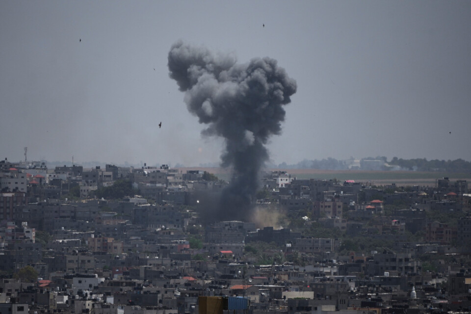 Röken stiger efter en explosion efter israelisk flygräd mot Gaza på lördagen.
