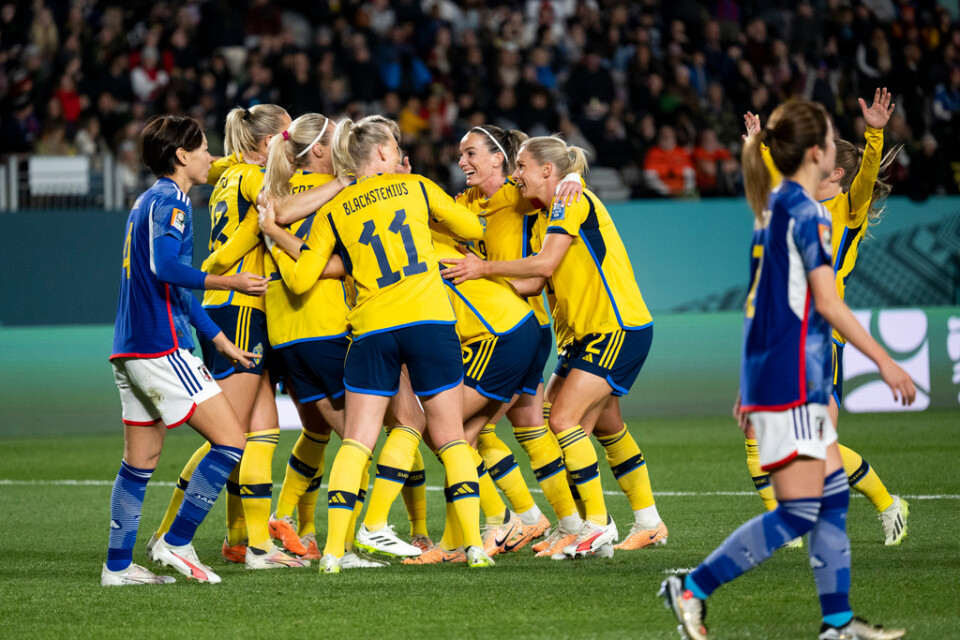 Ett gäng svenska miljonärer firar att Amanda Ilestedt gjort 1-0 till Sverige i den första halvleken i fredagens kvartsfinal i fotbolls-VM mellan Japan och Sverige på Eden Park i Auckland, Nya Zeeland.