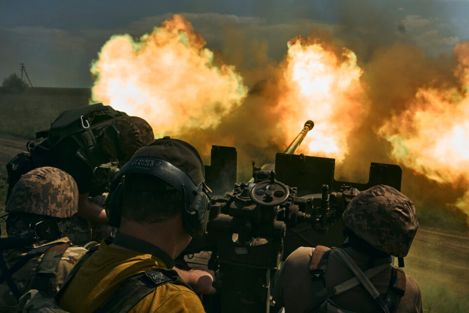 Ukrainska soldater avfyrar artilleri i en bild från tidigare i år.