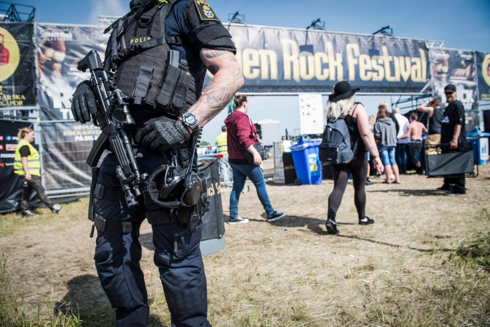 Terrorhot mot sommarens musikfestivaler resulterade i kraftigare bevakning – och indirekt i mer övertid för polisen. Foto: Fredrik Sandberg