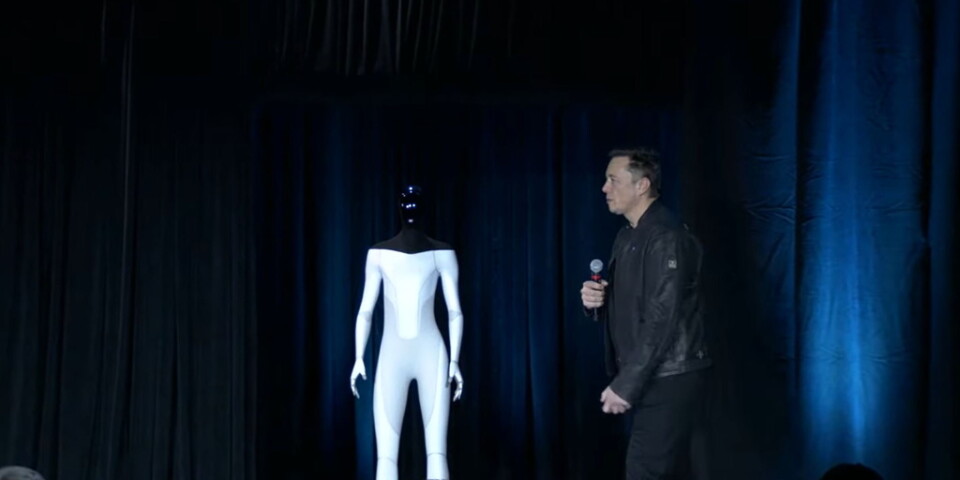 Förra året gick Elon Musk ut med idén om den humanoida roboten. Under årets AI-dag kunde roboten både gå och vinka till publiken. Arkivbild.