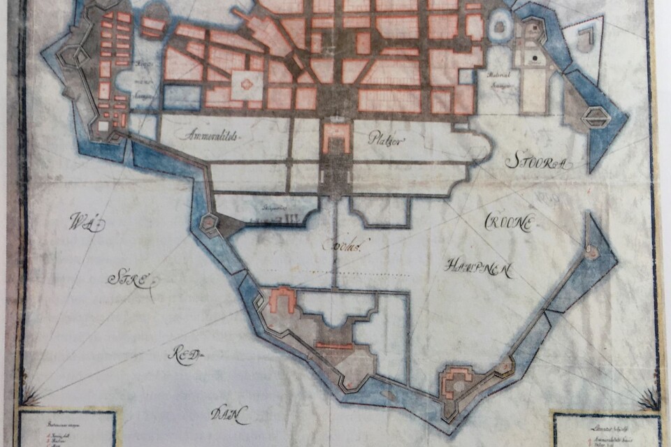 Den av Karl XI stadfästa stadsplanen från 1683, signerad Erik Dahlberg och Carl Magnus Stuart. Planen – med en ”befästningsgördel” runt hela staden, och där Smörasken bland annat skulle förbindas mot sydväst – reviderades sedermera.