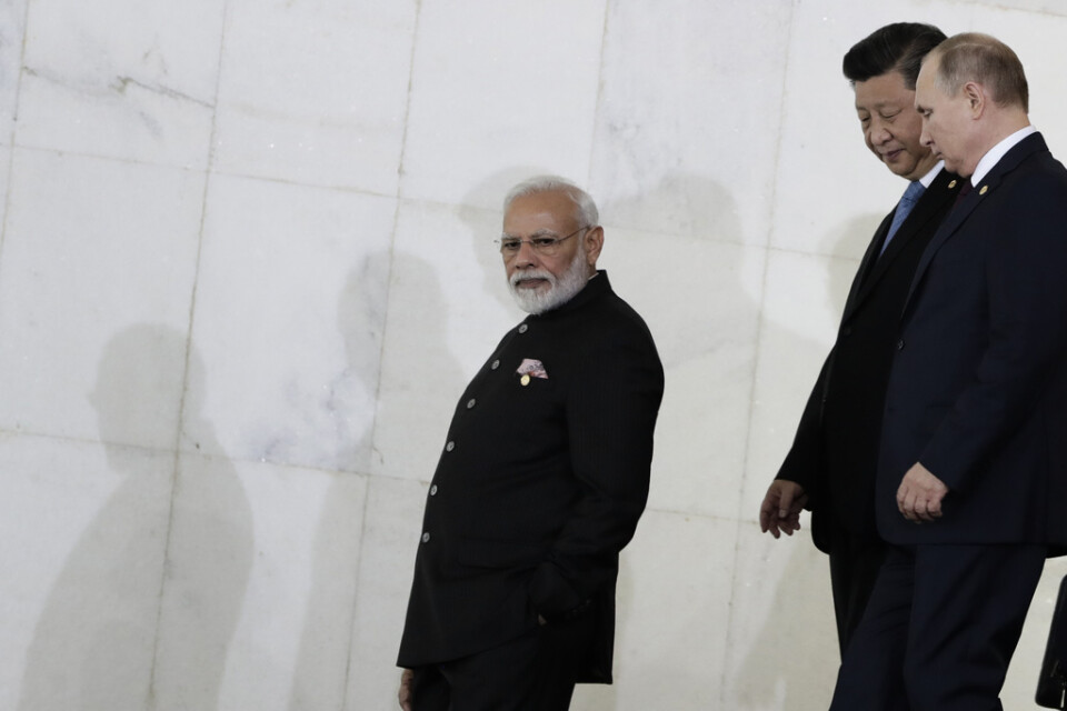 Den indiske ledaren Narendra Modi, följd av sina kinesiska och ryska kollegor Xi Jinping och Vladimir Putin. De är huvudfigurer i den globala maktkampen om fossila bränslen. Arkivbild tagen vid ett toppmöte i Brasilien 2019.
