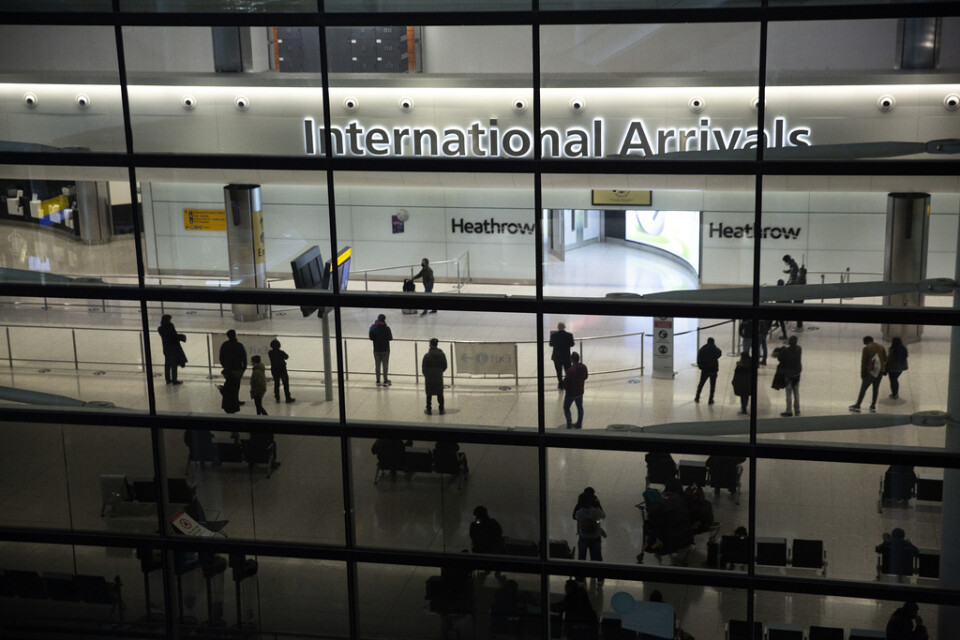Resenärer i ankomsthallen på flygplatsen Heathrow i London. Snart kan resande från USA och EU slippa karantän vid inresa i England. Arkivbild