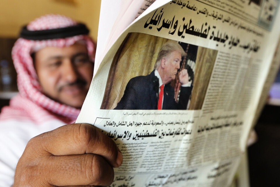En saudier i Jidda läser tidningen, med rapportering om Trumps fredsplan som huvudnummer, på onsdagen.