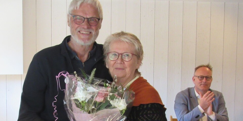 Den avgående ordföranden i Ölands Hembygdsförbund, Ellinor Jonsson, avtackades med blommor och kramar av sin vice, Lars Alvarmo.