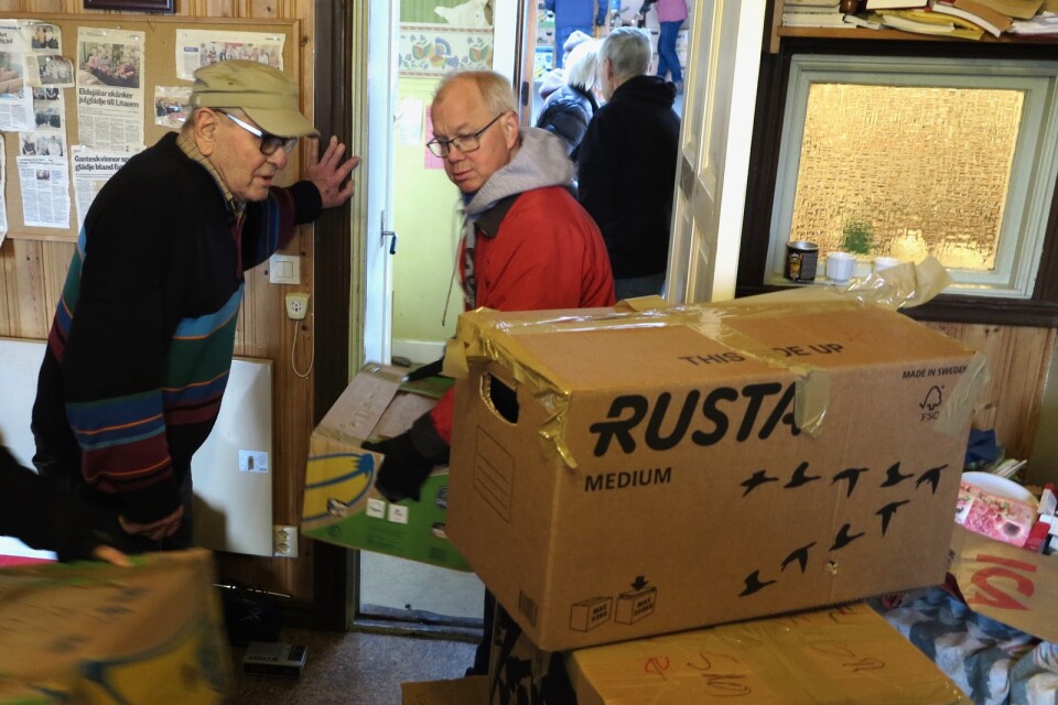 Göte Hjelm och Christer Jonsson hjälptes åt med att hantera nogsamt packade lådor.