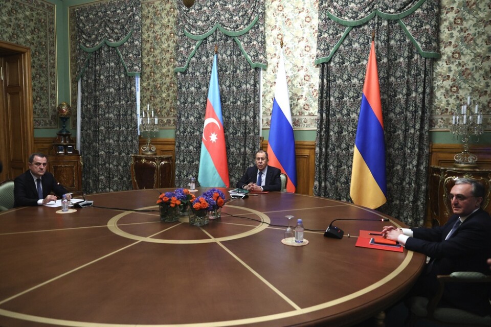 Rysslands utrikesminister Sergej Lavrov (mitten) med sina motsvarigheter från Armenien, Zohrab Mnatsakanjan (höger) och Azerbajdzjan, Jejhun Bajramov.