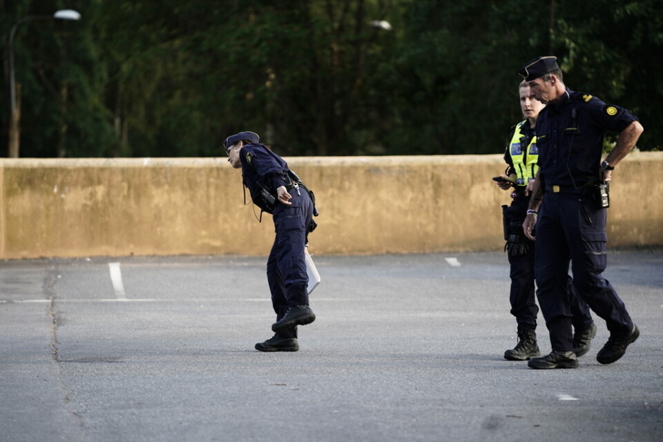 Poliser på plats vid Hammarkulletorget i Göteborgsstadsdelen Hjällbo efter skjutningen på fredagen.