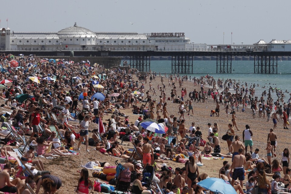 Solbadare flockas till stränderna på den brittiska sydkusten under värmeböljan, bland annat i Brighton (bilden).