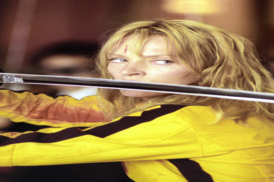 I "Kill Bill" rycker Bruden (Uma Thurman) ut ögat på Elle Driver (Daryl Hannah) och trampar sönder det med sina bara fötter. Pressbild.