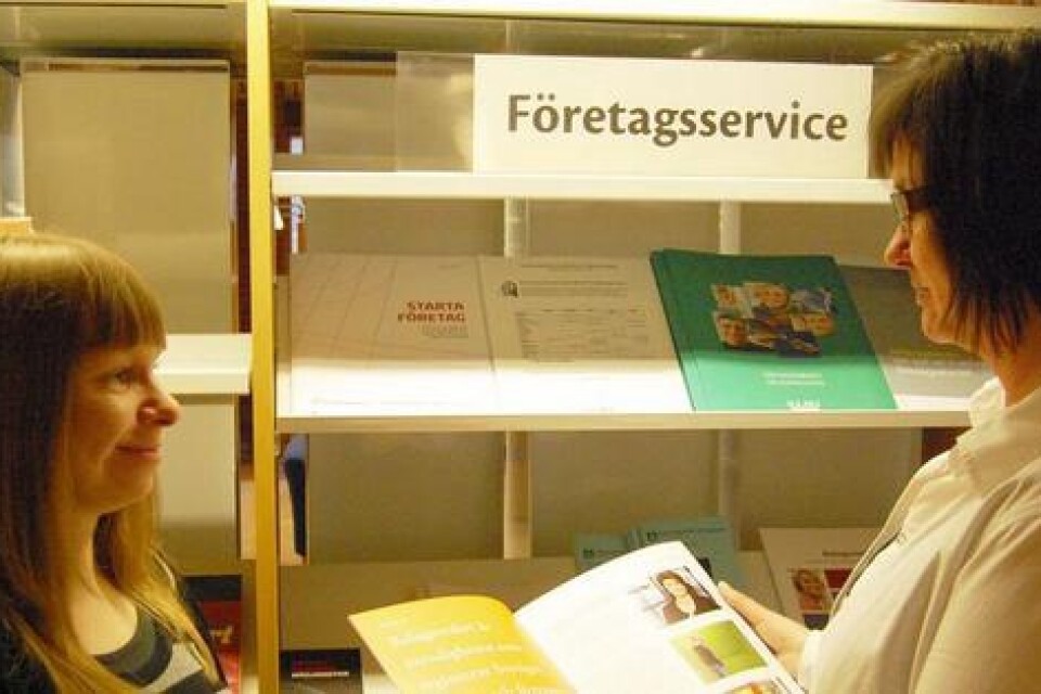 Veronica Svensson och Pernilla Thorsson på Trelleborg bibliotek kan hjälpa till med att söka information om företagande. Företagarservice erbjuder massor av broschyrer och böcker om att starta eget och företagande. Dessutom finns en bra länksamling om företagande. Foto: Lasse Bryggare