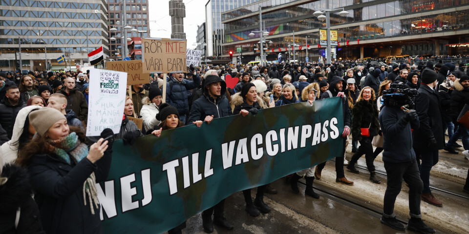 Tusentals i manifestation mot vaccinpass