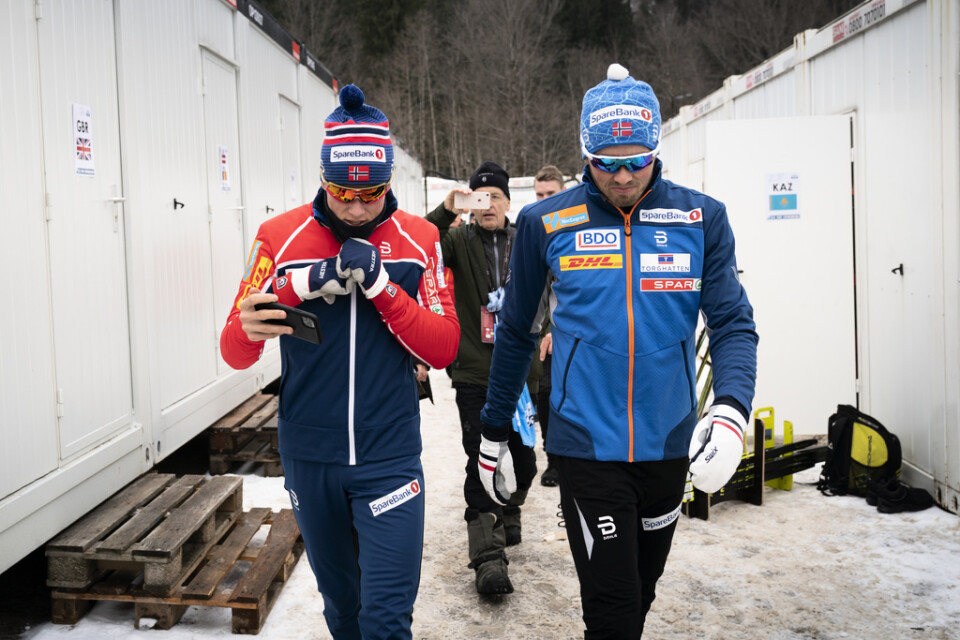 Johannes Høsflot Klæbo (tv) och Emil Iversen bröt överraskande herrarnas 30 kilometer skiathlon i Oberstdorf.