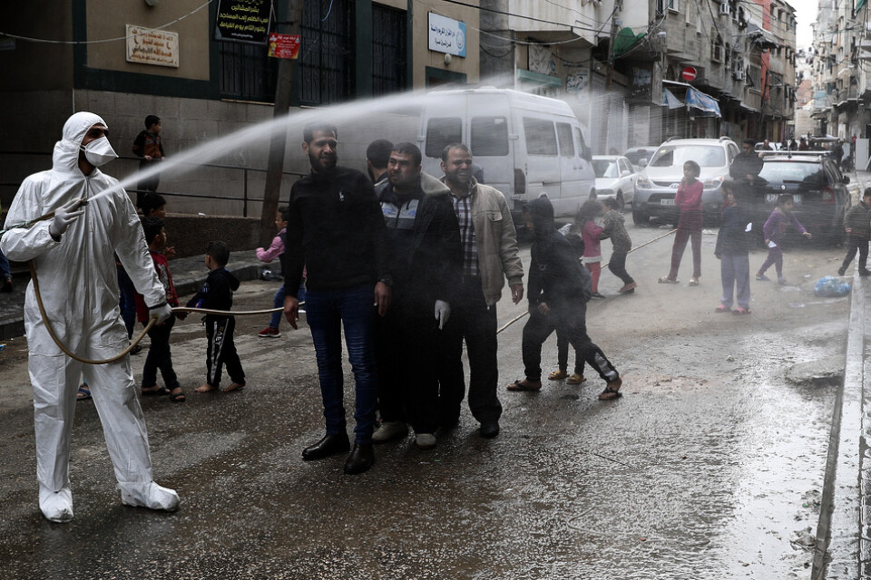 Disinfektionsmedel sprutas på gatorna i Gaza City. Bild från i torsdags.