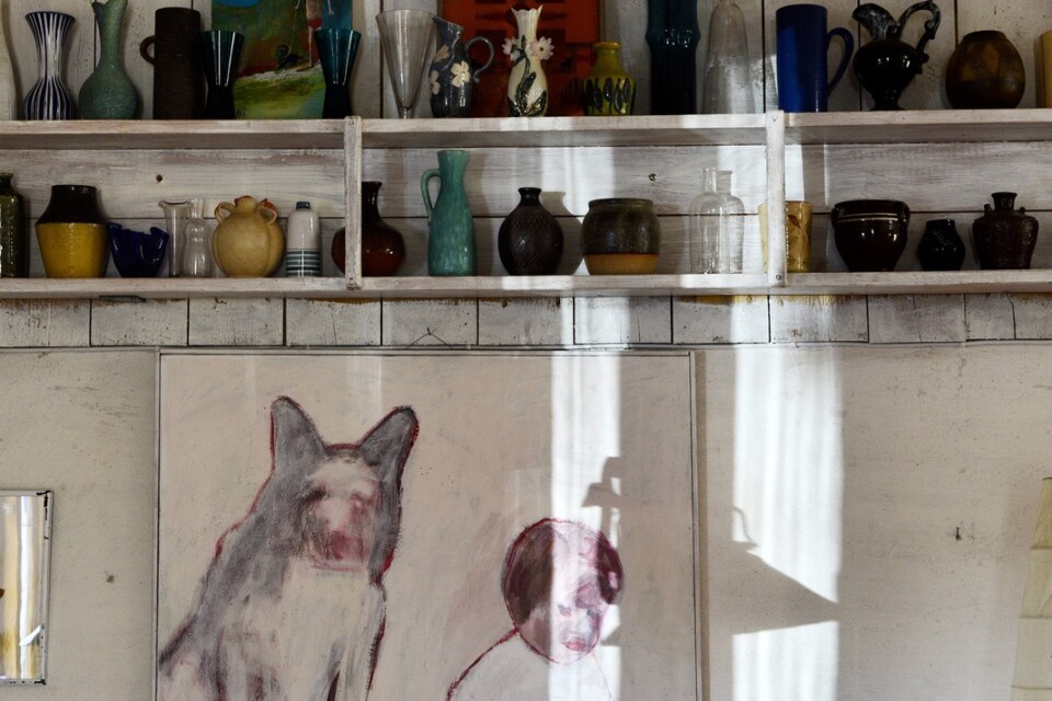 Ljuset flödar in i köket där en av Maria Lundmarks tavlor hänger. Hyllan ovanför är egentligen en sädesränna från den gamla kvarnen.