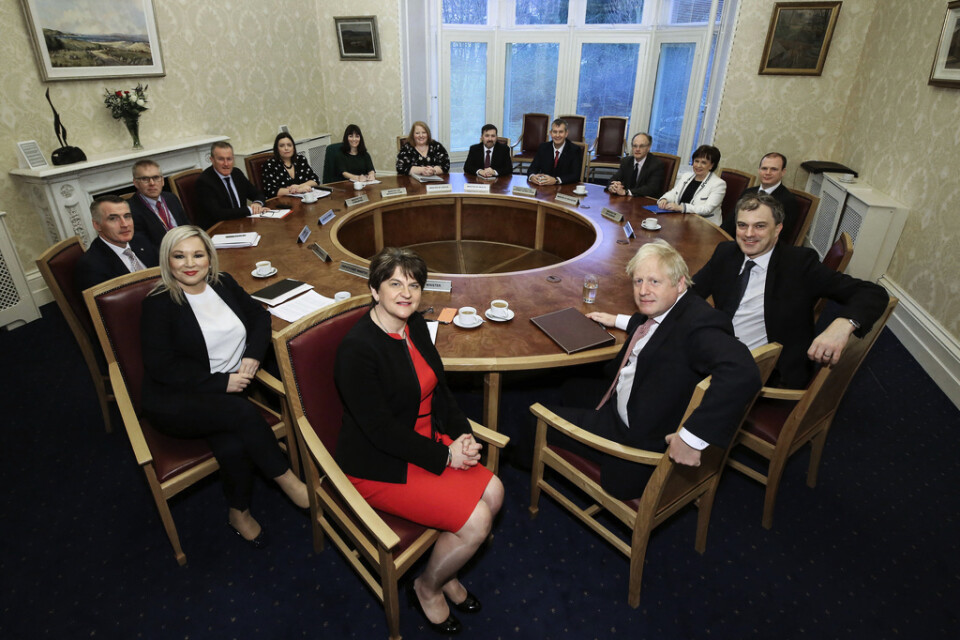 DUP-ledaren Arlene Foster (till vänster) är chef över Nordirlands regionala regering. Här syns hon med brittiska premiärministern Boris Johnson.